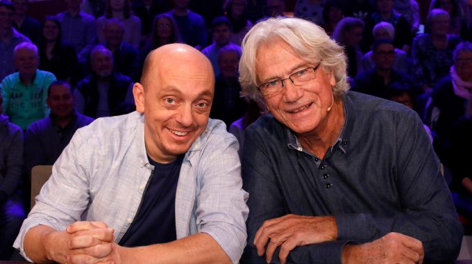 ARD WER WEISS DENN SOWAS? FOLGE 381, "Jürgen Prochnow Und Josefine Preuß", Am Montag (07.01.19) Um 18:00 Uhr Im ERSTEN.
Moderator Kai Pflaume Und Seine Rateteam-Kapitäne Bernhard Hoëcker Und Elton Begrüßen In Dieser Sendung Den Schauspieler Jürgen Prochnow Und Die Schauspielerin Josefine Preuß
© ARD/Morris Mac Matzen, Honorarfrei - Verwendung Gemäß Der AGB Im Engen Inhaltlichen, Redaktionellen Zusammenhang Mit Genannter ARD-Sendung Bei Nennung "Bild: ARD/Morris Mac Matzen" (S2). ARD-Programmdirektion/Bildredaktion, Tel: 089/5900-23534, Fax: 089/550-1259, Bildredaktion@DasErste.de